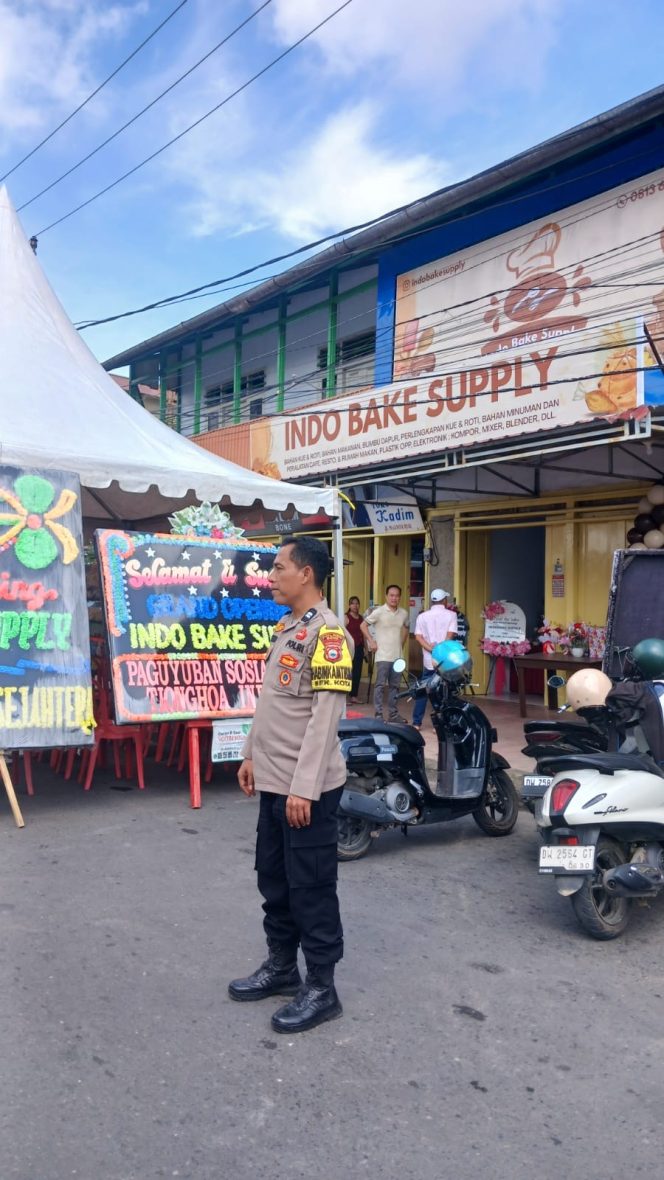 
 Bhabinkamtibmas Aiptu Arwin Hadiri Grand Opening Toko di Wilayah Binaan, Pastikan Kegiatan Berjalan Aman dan Lancar