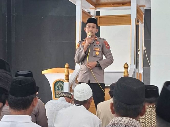
 Kapolsek Tellu Siattinge Berikan Imbauan Kamtibmas dan Perkenalan di Masjid Kelurahan Tokaseng