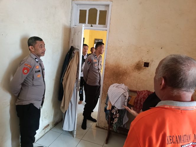 
 Sigap Terima Aduan Warga, Personel Piket Polsek Tanete Riattang Datangi TKP Pencurian di Kelurahan Waetuwo