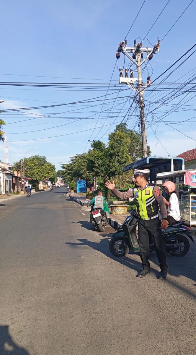 
 Wujudkan Keselamatan Pengguna Jalan, Unit Lantas Tanete Riattang Rutin Atur Lalu Lintas
