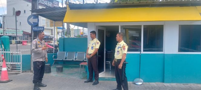 
 Tingkatkan Keamanan Objek Vital, Bhabinkamtibmas Laksanakan Kunjungan ke Pos Security PLN
