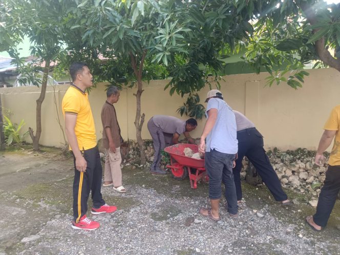 
 Ciptakan Lingkungan Kantor yang Bersih, Personil Polsek Tellu Siattinge Kerja Bakti