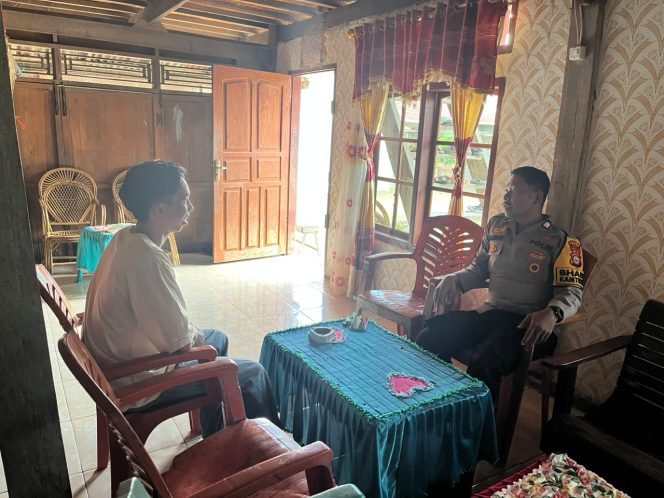 
 Bangun Komunikasi Melalui Sambang di Rumah Warga, Bhabinkamtibmas Perkuat Upaya Pemeliharaan Kamtibmas