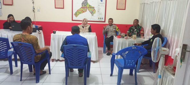 
 Bhabinkamtibmas Dampingi Mediasi Warga Terkait Kerusakan Drainase di Jeppe’e