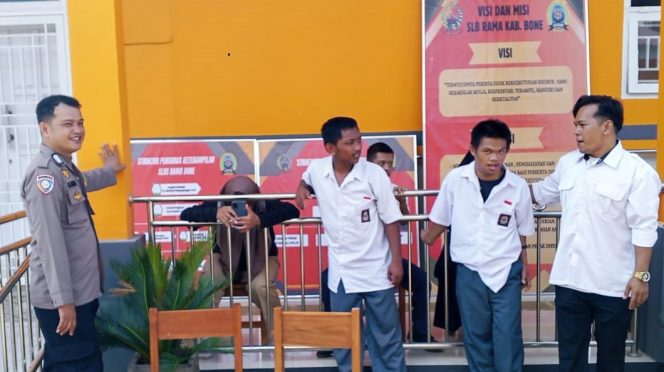 
 Sambang di Sekolah, Bripka Saharuddin Lakukan Dialog Bersama Pelajar