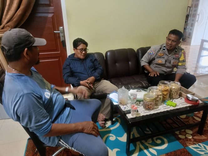 
 Bhabinkamtibmas Kel. Waetuwo Tingkatkan Keamanan Lewat Kunjungan Warga