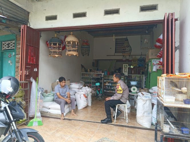 
 Door to Door System, Bhabinkamtibmas Aiptu Muhammad Aras Patarai Sambangi Rumah Warga di Kelurahan Lonrae