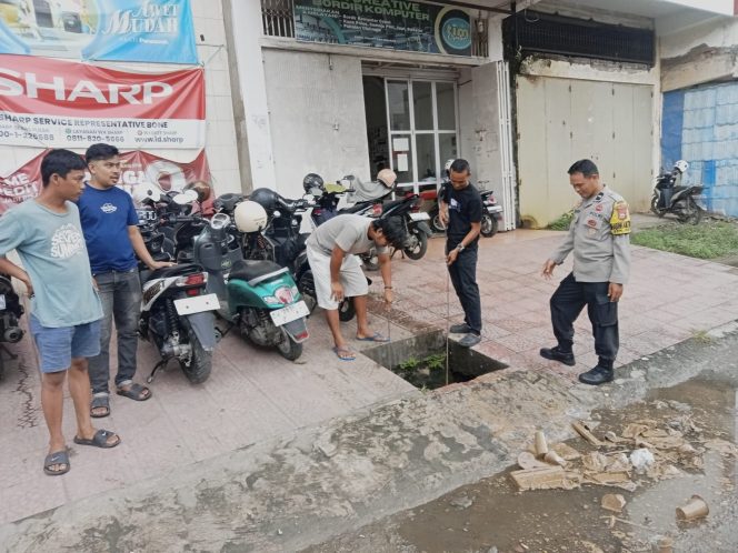 
 Sambang Rutin, Bhabinkamtibmas Pantau Situasi Lingkungan di Jalan Sukawati