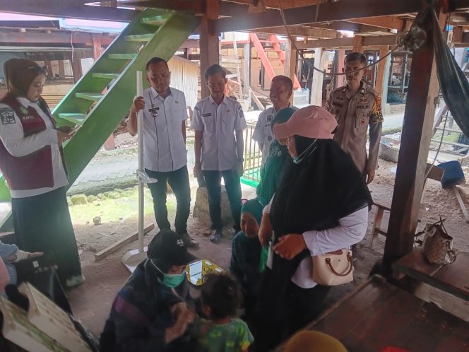 
 Aiptu Baso Halim Dampingi Validasi Data Stunting, Wujud Kepedulian Polri Terhadap Kesehatan Anak di Kelurahan Bajoe