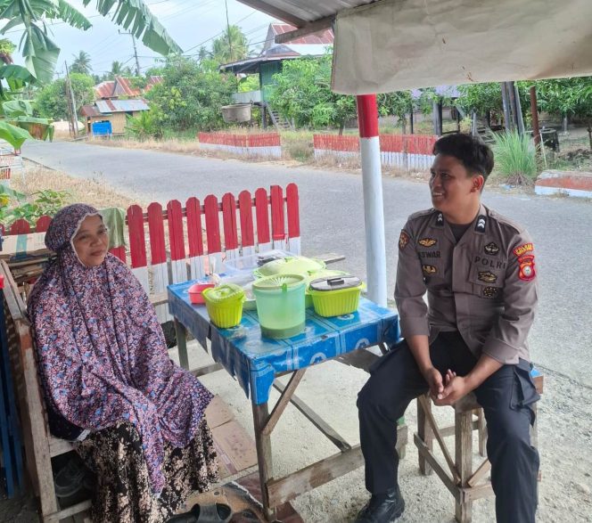 
 Menjalin Silaturahmi dan Menjaga Kamtibmas, Pak Bhabin ini Sambang ke Rumah Warga Desa Patangnga