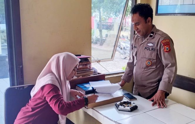 
 Personil Polsek Tellu Siattinge Memberikan Pelayanan Terhadap Pengaduan Warga
