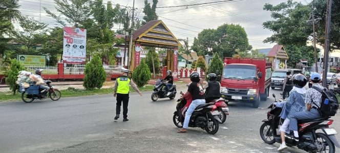 
 Polisi Turun ke Jalan, Arus Lalu Lintas di Tanete Riattang Tetap Aman dan Tertib