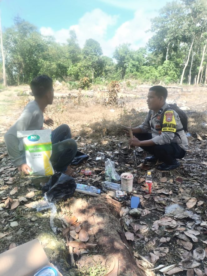 
 Dukung Ketahanan Pangan, Bhabinkamtibmas Polsek Tanete Riattang Sambangi Petani Jagung