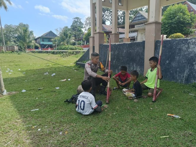 
 Temui Anak-Anak di Wilayah Binaannya, Bripka Idrus Berikan Imbauan
