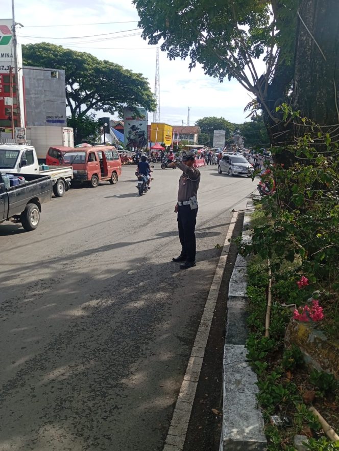 
 Personil Polsek Tanete Riattang Turun Langsung Mengurai Antrean BBM di Spbu wilayah Hukum Polsek Tanete Riattang