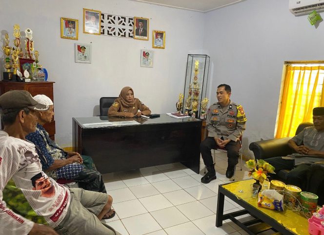 
 Mediasi Pengrusakan Pagar, Bhabinkamtibmas dan Lurah Toro Fasilitasi Penyelesaian Damai