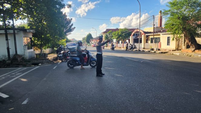 
 Polsek Tanete Riattang Hadir di Tengah Masyarakat, Pastikan Lalu Lintas Tetap Tertib