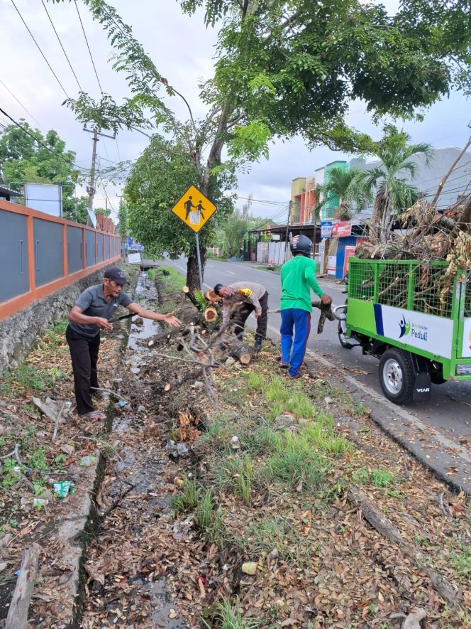
 Pererat Kebersamaan, Bhabinkamtibmas Bripka Sultan Bersama Warga Gelar Kerja Bakti di Kelurahan Biru