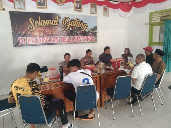 
 Kapolsek Tellu Siattinge Hadiri Rapat Khusus Bahas Pembentukan Panitia Sepak Bola
