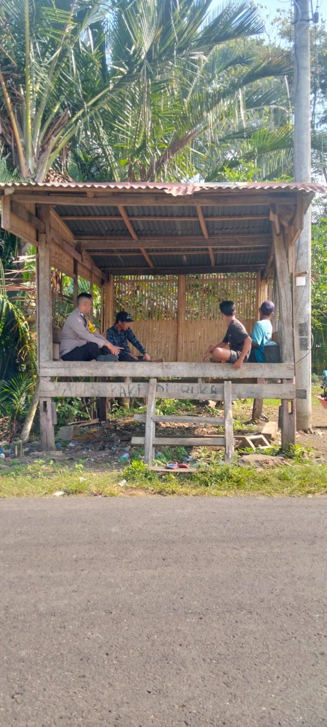 
 Kunjungan Rutin Bhabinkamtibmas di Pos Satkamling, Wujud Kepedulian Terhadap Keamanan Lingkungan