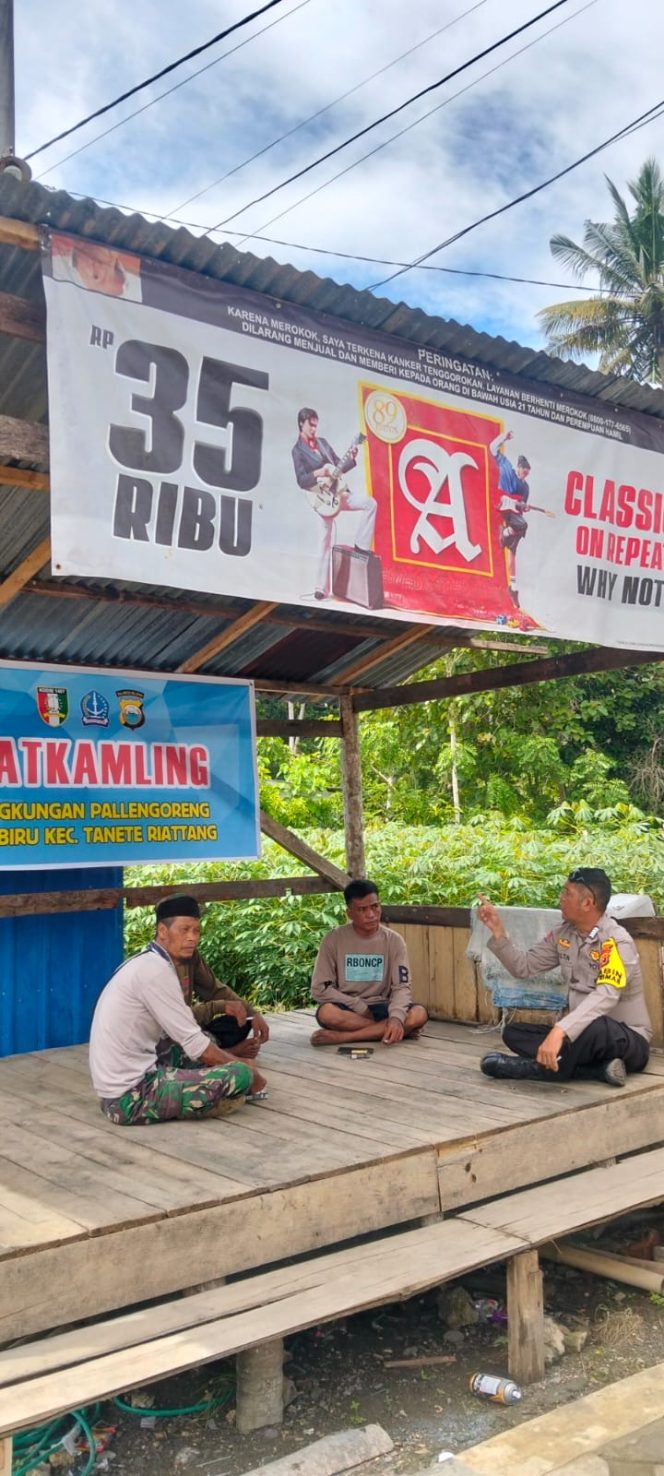 
 Bhabinkamtibmas Bripka Sultan Lakukan Kunjungan Satkamling di Lingkungan Palengoreng