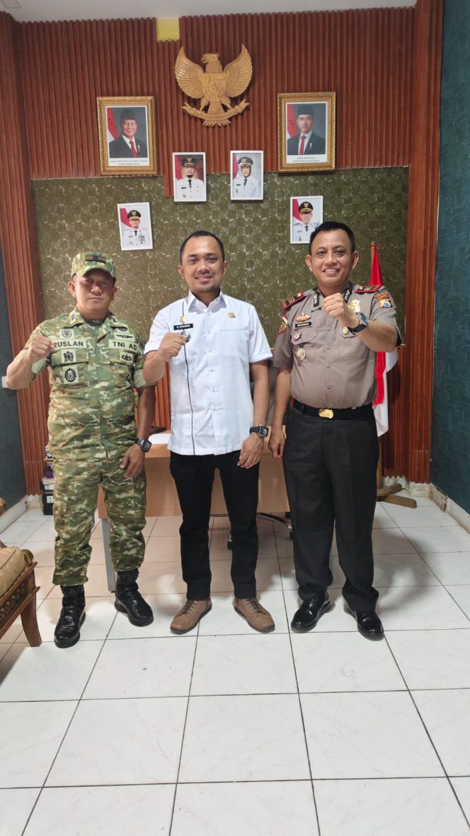 
 Kapolsek Tanete Riattang Hadir di Momen Pisah Sambut Camat, Perkuat Kerja Sama Pemerintah dan Polri