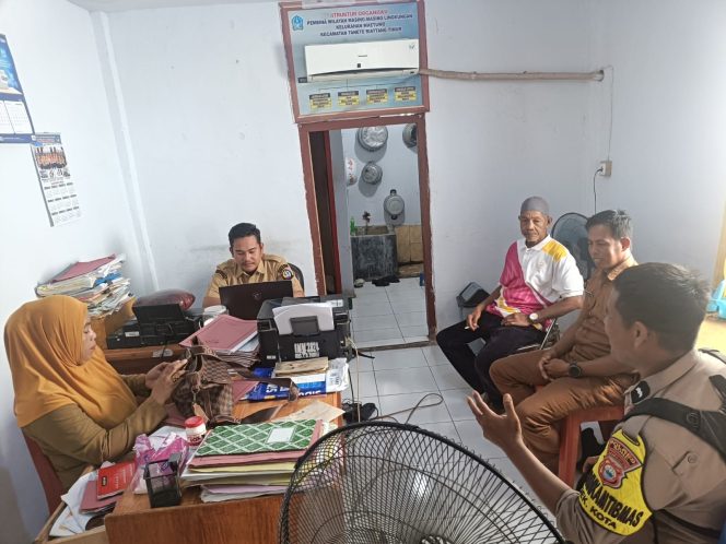 
 Hadir di Tengah Pemerintahan Kelurahan, Bhabinkamtibmas Tingkatkan Sinergitas Demi Keamanan Wilayah