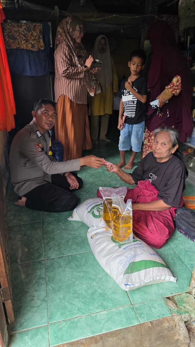 
 Sentuhan Kemanusiaan, Bhabinkamtibmas dan Pemerintah Kelurahan Tibojong Bantu Pasangan Lansia Penderita Stroke