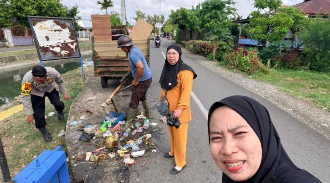 
 Peduli Lingkungan, Bhabinkamtibmas Bersama Warga Gotong Royong di Jalan Abu Dg. Pasolong