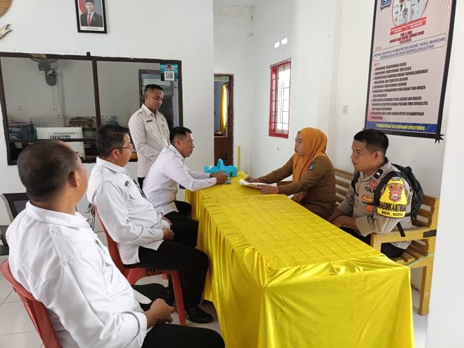 
 Bhabinkamtibmas Aipda Hamdan Hadiri Koordinasi Program P4GN BNN di Kelurahan Waetuwo