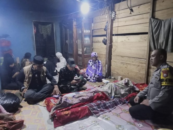 
 Polisi Hadir di Tengah Duka, Bhabinkamtibmas Sampaikan Belasungkawa kepada Keluarga Korban