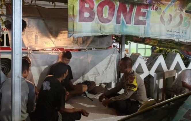 
 Bripka Muh. Tachdir Tingkatkan Peran Satkamling Melalui Kegiatan Sambang dan Pembinaan Warga
