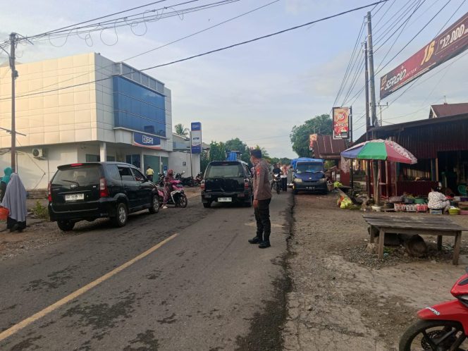 
 Pengaturan Lalu Lintas Siang Hari, Polsek Mare Berikan Pelayanan di Depan Pasar Mare