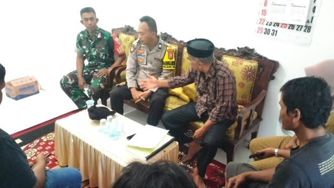 
 Bhabinkamtibmas Desa Mattiro Walie Polsek Mare Jalin Kemitraan Lewat Sambang Warga