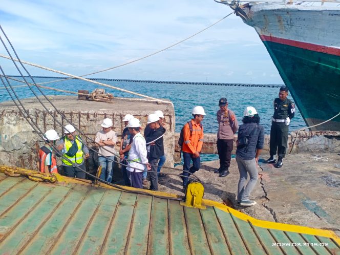 
 Rencana Perbaikan Dermaga, Kapolsek Pelabuhan Dampingi Petugas Saat Pemantauan
