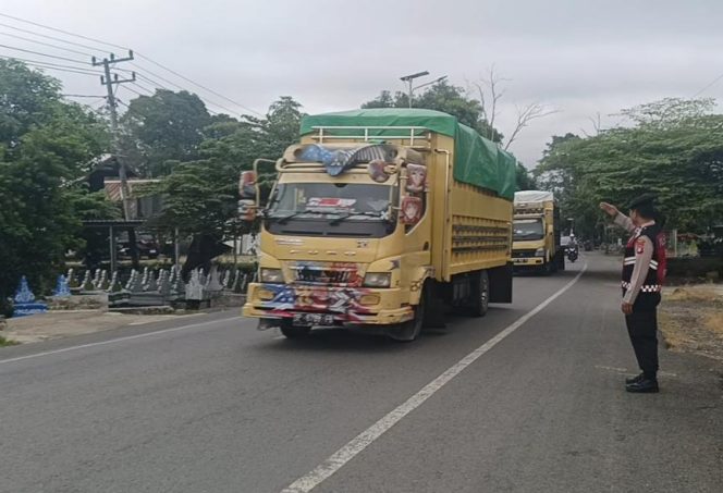 
 ‎Kanit Patroli Atur Lalu Lintas di Poros Palakka, Pastikan Kelancaran Kendaraan  ‎