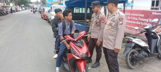 
 Demi Kelancaran Arus Kendaraan, Personil Polsek Ajangale Laksanakan Pengaturan Lalu Lintas di Pasar Pompanua