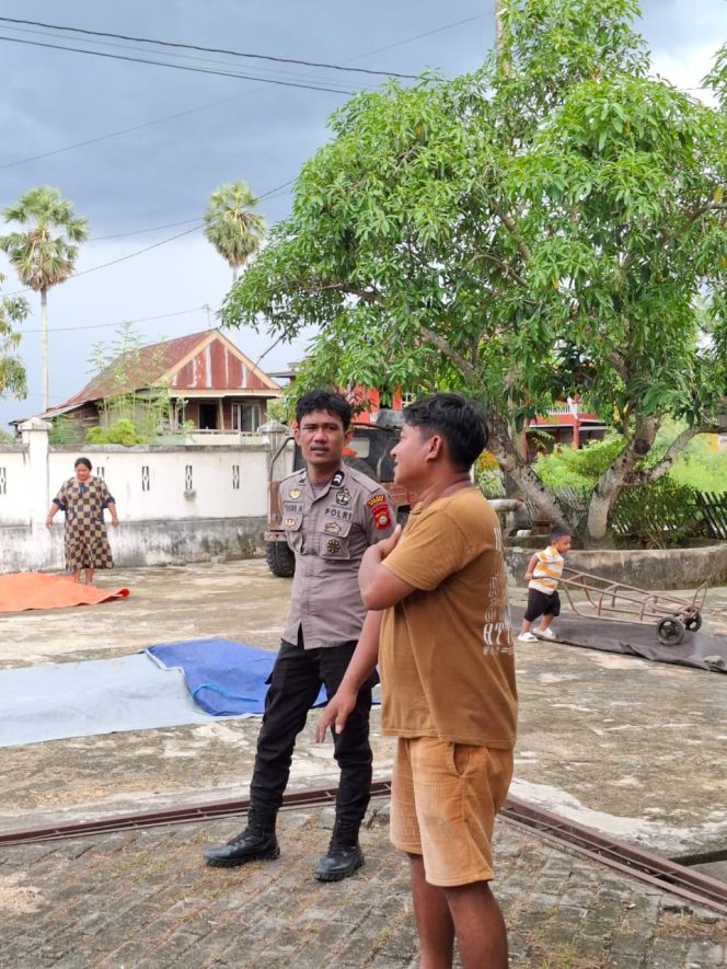 
 Bhabinkamtibmas Polsek Ajangale Briptu Yusril Sambangi Warga Desa Binaan