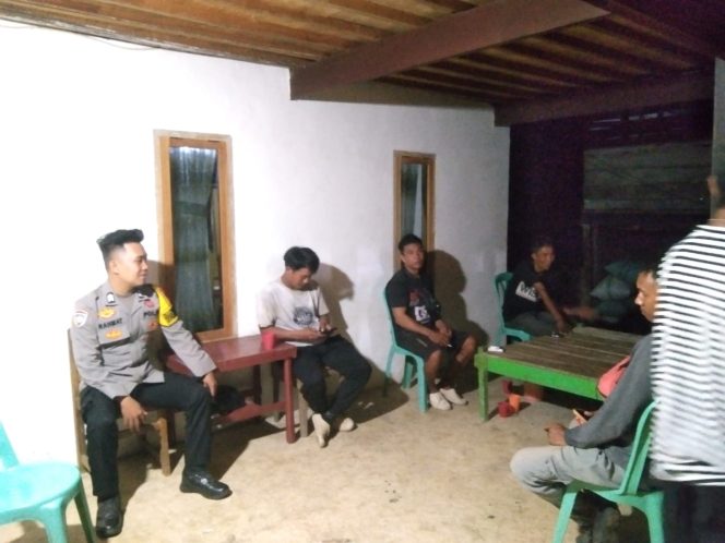 
 Bhabinkamtibmas Polsek Ajangale Rutin Sambangi Warga Jaga Kamtibmas