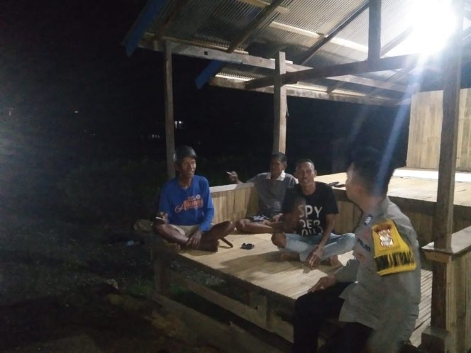 
 Bhabinkamtibmas Intensifkan Sambang Pos Ronda Demi Jaga Keamanan Lingkungan