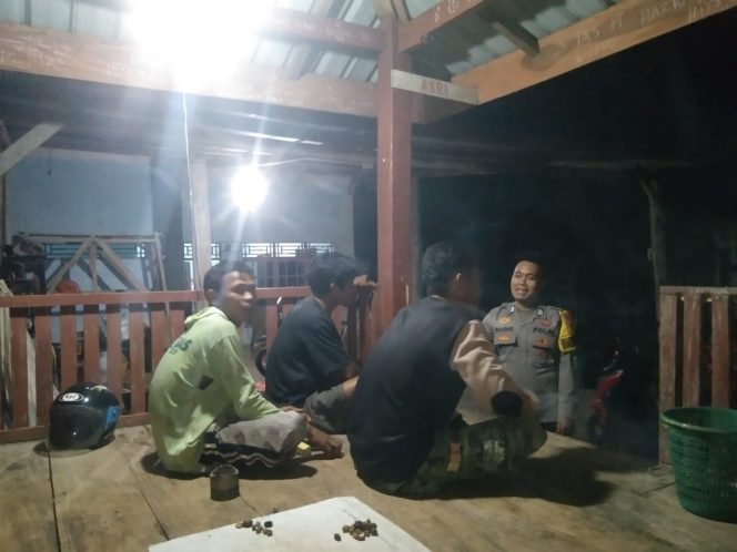 
 Bhabinkamtibmas Aktif Sambang dan Bina Satkamling Demi Jaga Kamtibmas Kondusif