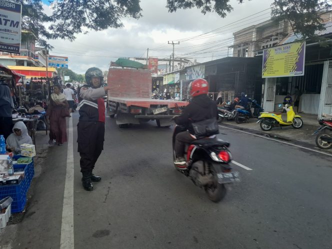 
 Kanit Samapta Polsek Ulaweng Lakukan Pengaturan  di Pasar Tradisional Tacipi