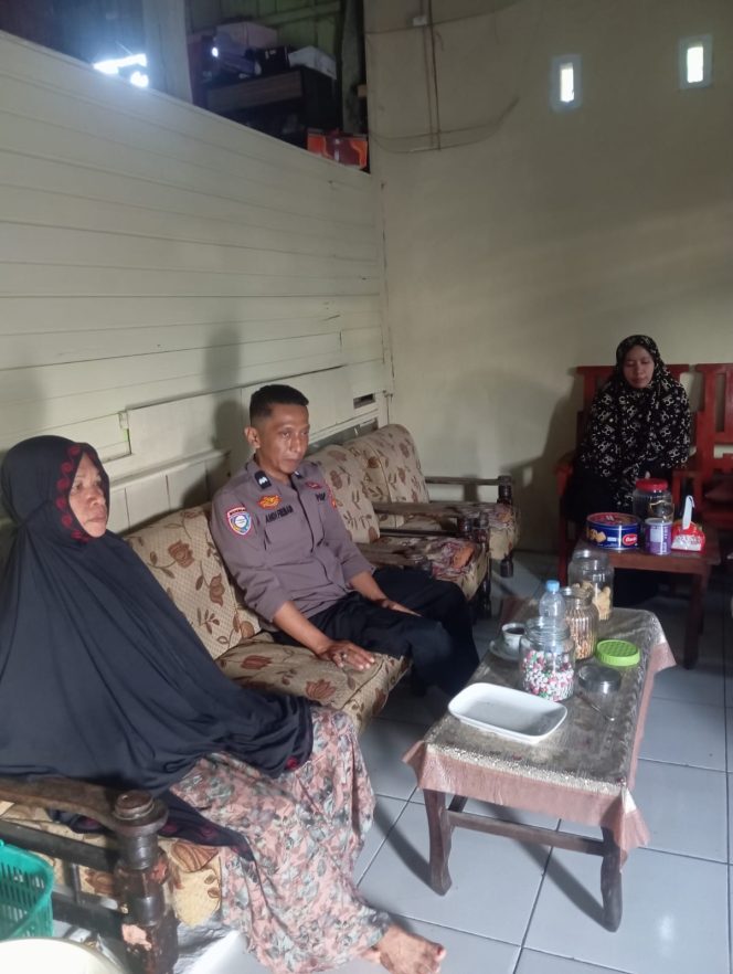 
 ‎Lakukan Sambang Dengan Cara DDS, Bhabinkamtibmas Polsek Cenrana Kunjungi Warga