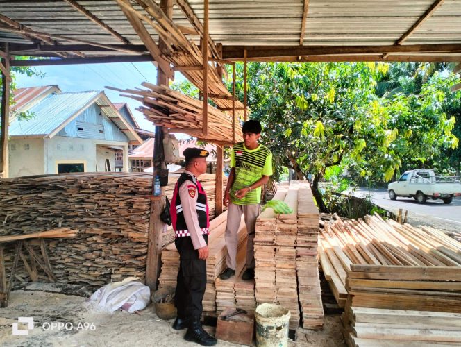 
 ‎Kanit Sabhara Polsek Palakka Sambangi Pemilik Usaha Kayu, Sampaikan Pesan Kamtibmas