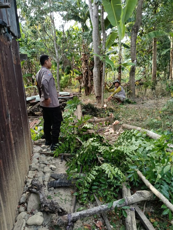 
 Bhabinkamtibmas Polsek Ajangale Brigpol Abdul Malik Laksanakan Kegiatan Sambang di Desa Binaan