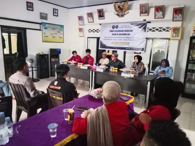 
 Polsek Awangpone Dukung Penyuluhan Hukum dan Pementasan Drama Kadarkum di Desa Cumpiga