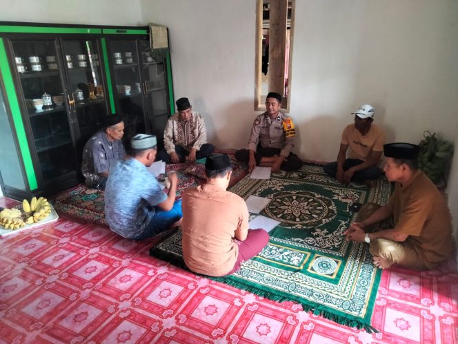 
 ‎Eratkan Silaturahmi Dengan Warga, Personel Polsek Cenrana Hadiri Hajatan Warga
