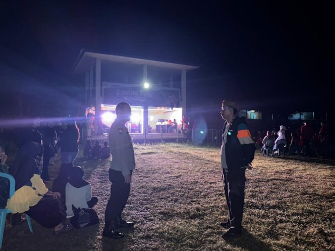 
 Polsek Awangpone Laksanakan Pengamanan Pentas Seni Mahasiswa di Desa Unra