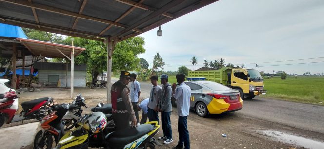 
 Kanit Samapta Tegur Pelajar Tak Pakai Helm, Tekankan Pentingnya Keselamatan Berlalu Lintas