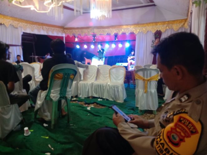
 Personel Polsek Ulaweng Lakukan Pengamanan di Hajatan Pernikahan Warga